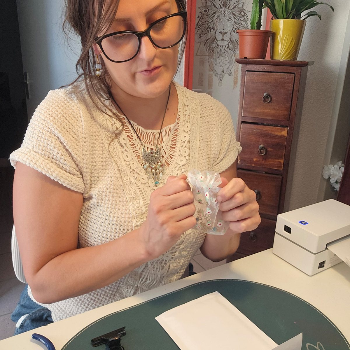 Harmony glisse un bijou dans sa pochette cadeau