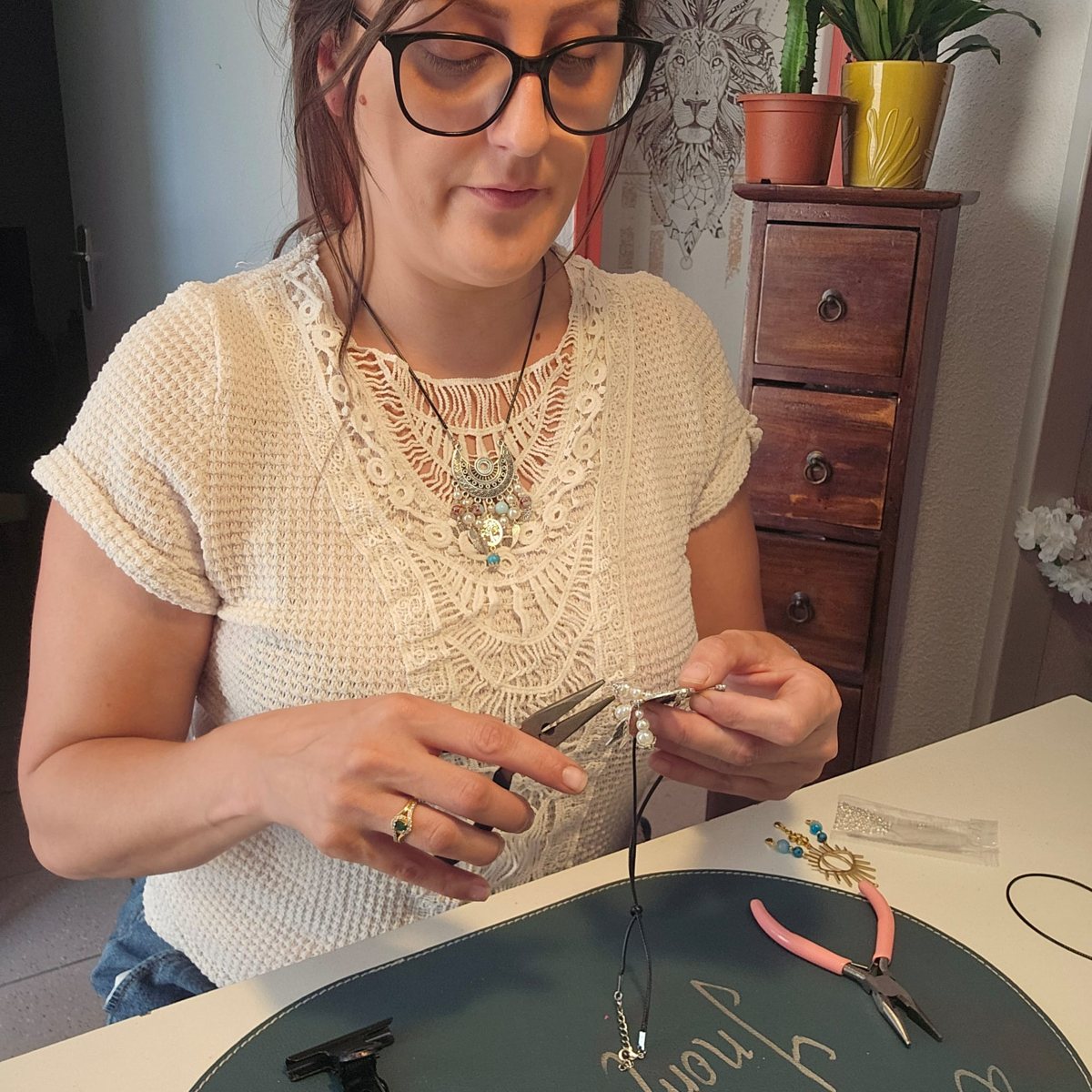 Harmony assemble les perles d'un collier