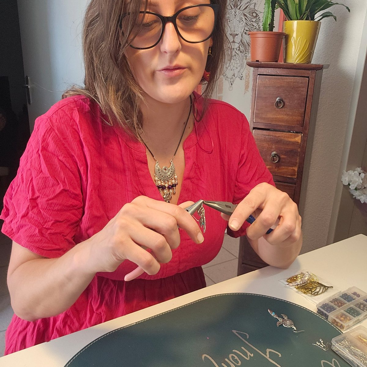 Harmony façonne un pendentif à la pince